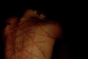 Необычное украшение спины (3 фото)