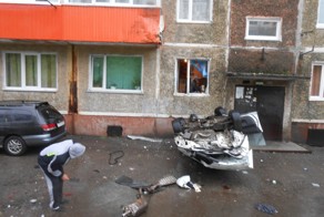 На Камчатке Субару влетел в балкон второго этажа