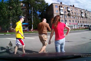 Столкновение на перекрестке с круговым движением