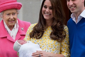 Принц Джордж и его маленькая сестра принцесса Шарлотта