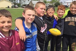 Вот что сделали 5 друзей, когда увидели, что над мальчиком издеваются