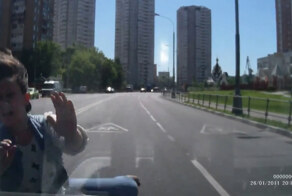 Паренек учит девушку водить скутер