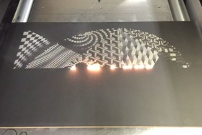 Специализированная лазерная система вытравливает изображение на доске с поразительной скоростью