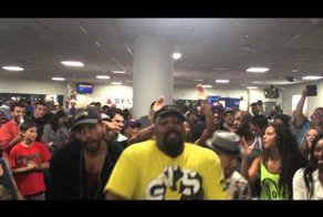 Что бывает, когда задерживают рейс двум группам бродвейских мюзиклов