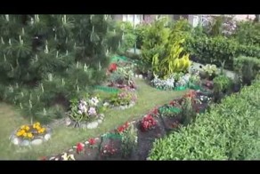 Красивый палисадник у дома 