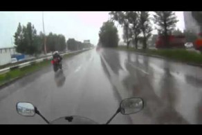 Опрометчиво приоткрыл визор