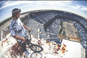 BMX-райдер летает над руинами детройтского стадиона