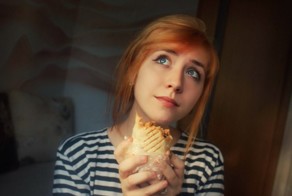 Красивые девушки и шаурма