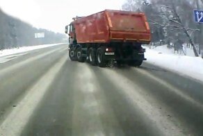 Подборка нереальных везений на дорогах (видео)