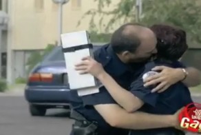 Влюбленные полицейские шокируют водителей 