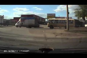 Уфа. Авария шевроле с трамваем 