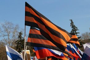 Россияне подняли знамя Победы на базе НАТО в Прибалтике