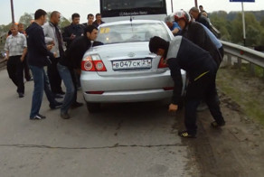 Принципиальная Леди за  рулем (фото+2 видео)