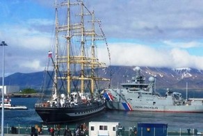 Старик &quot;Крузенштерн&quot; взял и дал по морде двум исландцам