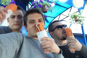 Красивые парни и шаурма
