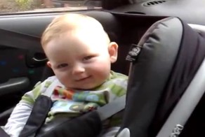 Малыш героически борется со сном