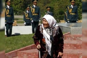 В Киргизии скончалась женщина, усыновившая 150 детей из блокадного Ленинграда