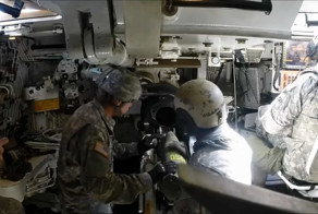 Работа заряжающих американской самоходной гаубицы