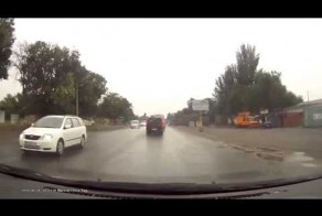 Непонятный маневр микроавтобуса