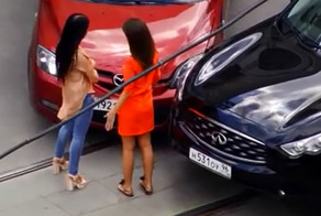 Две красотки нашли друг друга