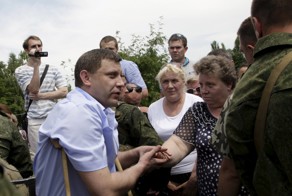 Раненый Захарченко отвечает на вопросы граждан ДНР 