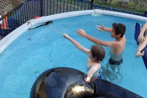 Дети развлекаются в бассейне