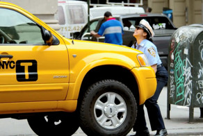 Женщина-полицейский поднимает автомобиль