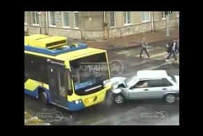 Ваз 21099 против троллейбуса 