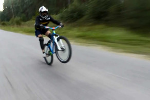 На велике на заднем колесе