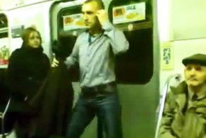 Парень отжигает в вагоне метро