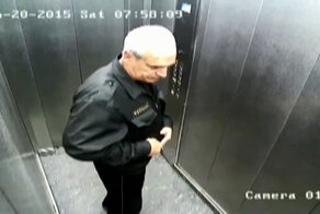 Крутой охранник в лифте