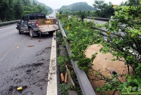 Гигантский металлический диск прилетел в машину