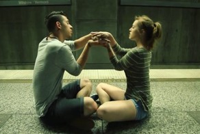 Влюбленная пара исполнила чувственный танец на платформе метро