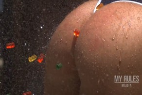 Стрельба по упругой женской попке мармеладными мишками