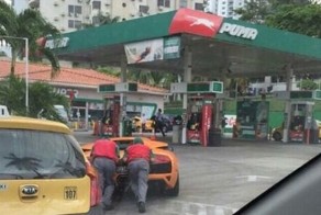 Lamborghini Murcielago "прикурился" от Тойоты