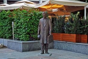 13 оригинальных памятников