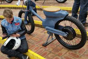 Мотоцикл ретро-дизайна на электрическом двигателе