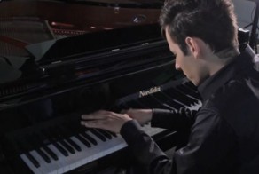 Игра на пределе человеческих возможностей: Пианист-рекордсмен играет песню Майкла Джексона