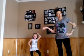 На 8 месяце беременности мама устроила зажигательные танцы со своей дочерью