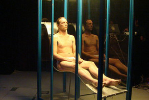 Художник наелся синего красителя и покрылся синим потом