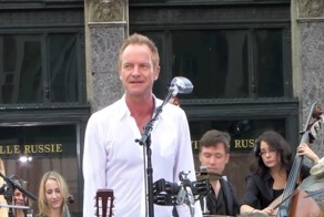 Стинг поет "Englishman in New York" в центре Нью-Йорка