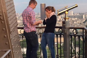 Весь интернет пытается разыскать эту загадочную пару, которая обручилась на Эйфелевой башне