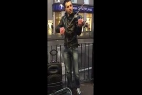 Красивая игра на скрипке уличного музыканта