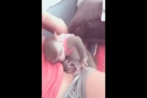 Назойливая обезьяна пристаёт к девушке 