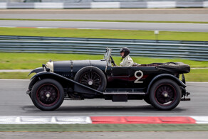 Кольцевые гонки на ретро-автомобилях