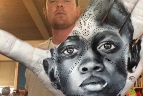 Гиперреалистичные портреты на ладонях художника