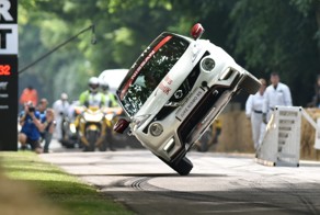 Nissan Juke проехал на двух колесах в Гудвуде