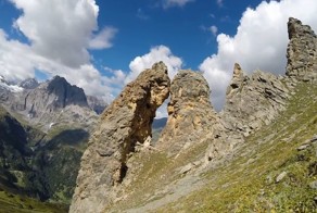 Итальянский бейсджампер на высокой скорости пронесся сквозь двухметровое ущелье