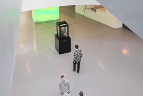 В музее тоже может быть весело! Художник научил статую пугать любопытных зрителей