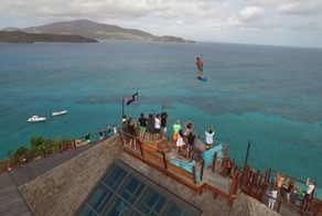 Прыжок на кайте с дома